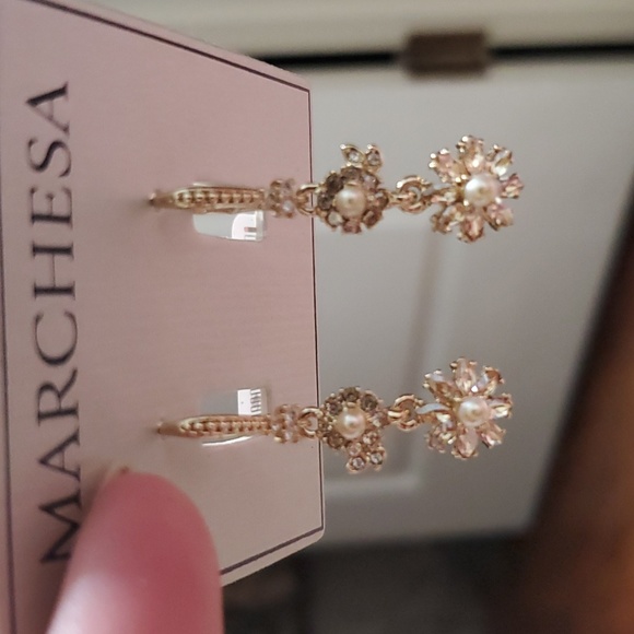 ☆NWT☆ Marchesa gold and rhinestone drop earrings - Picture 6 of 7